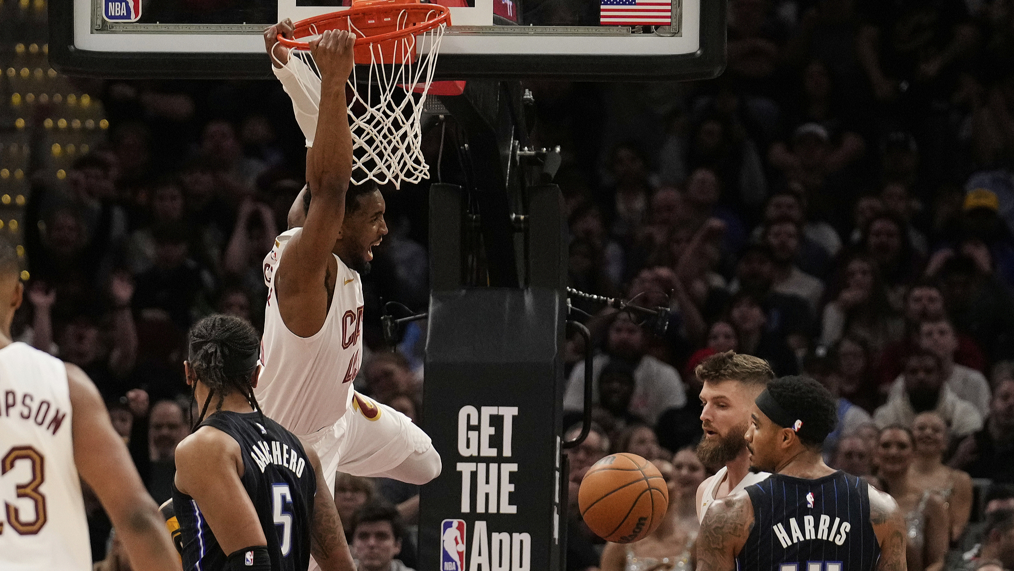 TOP时刻_Top系列：17日NBA最佳时刻_Top系列：17日NBA最佳时刻_17日NBA最佳助攻里夫斯击地背传惊艳全场助攻海耶斯上篮打成2 ...