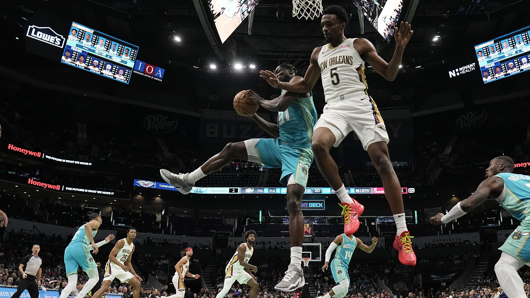 《NBA全场集锦》传球妙笔生花！史密斯不看人击地妙传助攻麦克格温斯滑翔上篮_高清1080P在线观看平台_腾讯视频