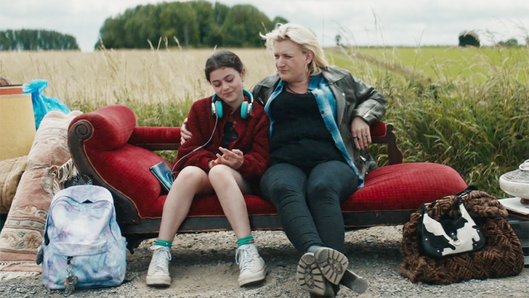 穿成极品老妇只想当咸鱼