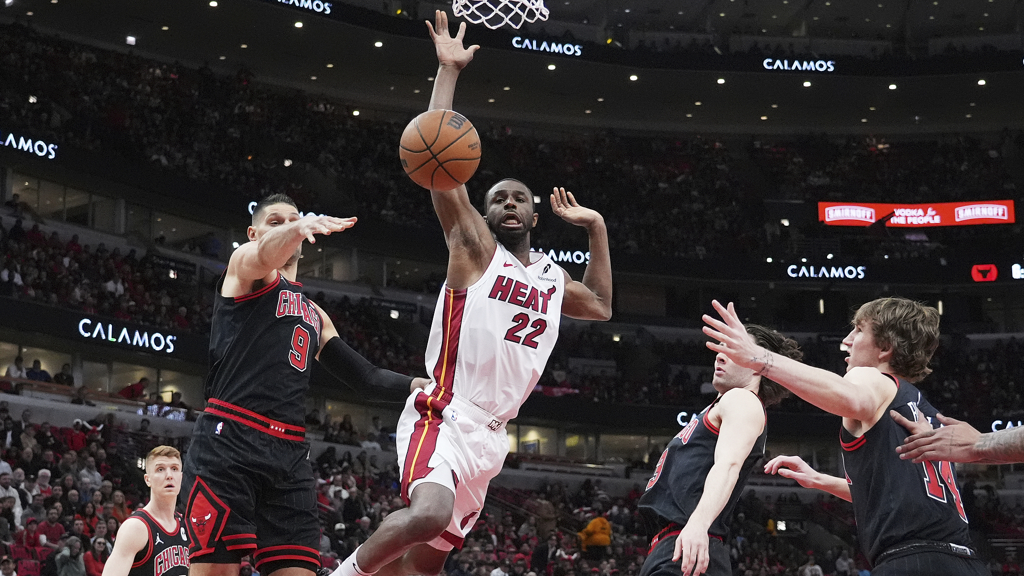 芝加哥公牛_NBA附加赛：热火109-90公牛_NBA附加赛：热火109-90公牛_能追两分是两分武切维奇伺机而起补篮命中续上火力_高清 ...