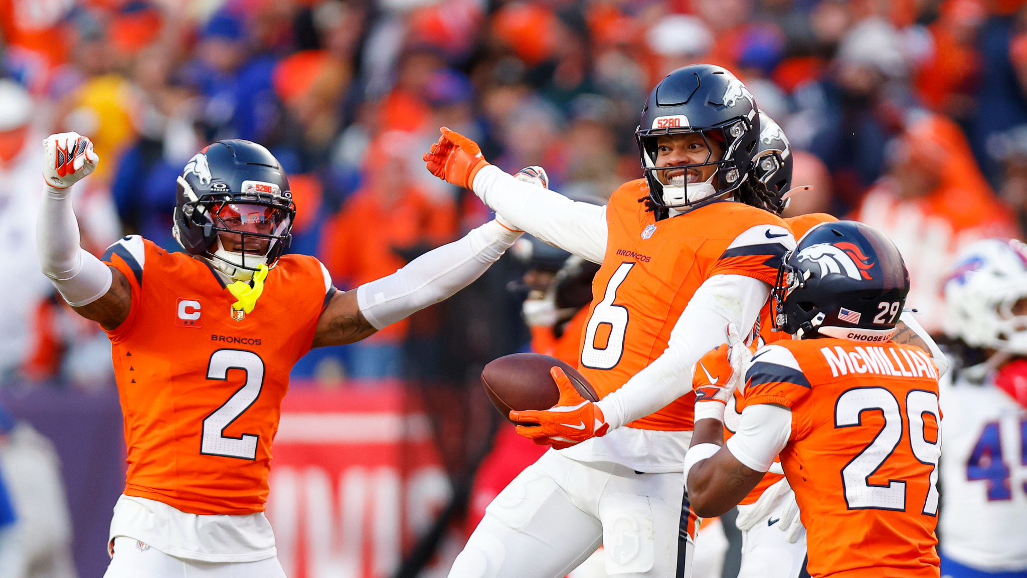 全景NFL_2025赛季NFL分区赛：比尔30-33野马_2025赛季NFL分区赛：比尔30-33野马_【集锦】麦克米利安加时拦截立功卢茨一脚 ...